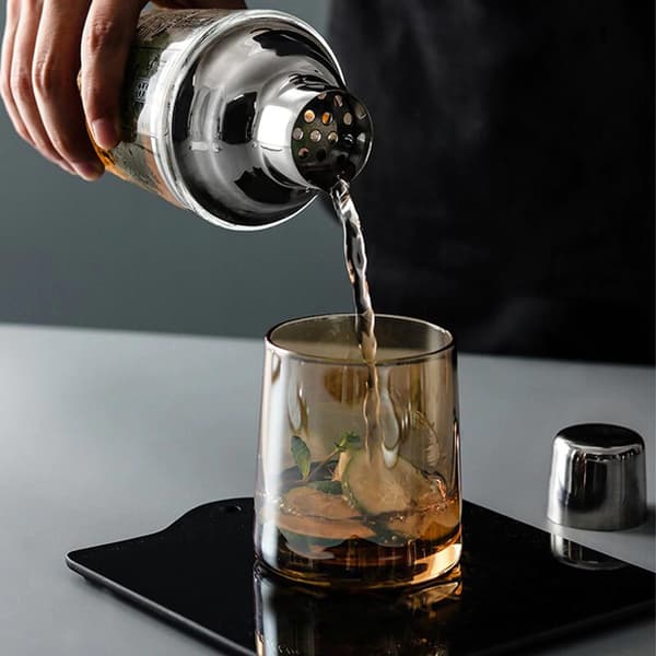 Cocktailshakeri resepteillä ja mitoilla
