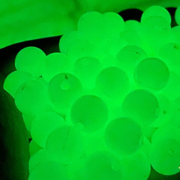 1000 STK Fishing Beads Night Glow Rig Beads Plast Runde Lysende Fisketilbehør for Ferskvann Saltvann 8mm Diameter 1,6mm Hull