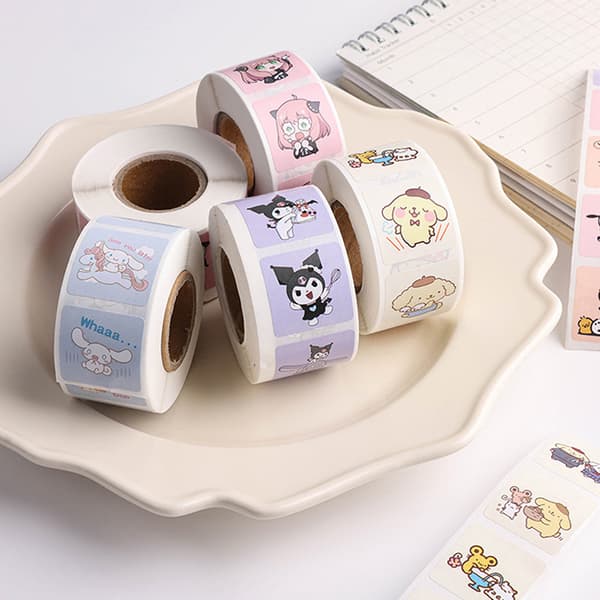 500 kpl Sanrio-hahmojen teippi-tarroja rullassa A5