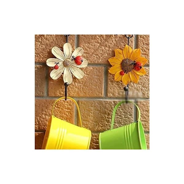 Creative Resin Wall Hooks with Daisies, Hand-Painted Iron Hooks, Home Decor (4-Pack)