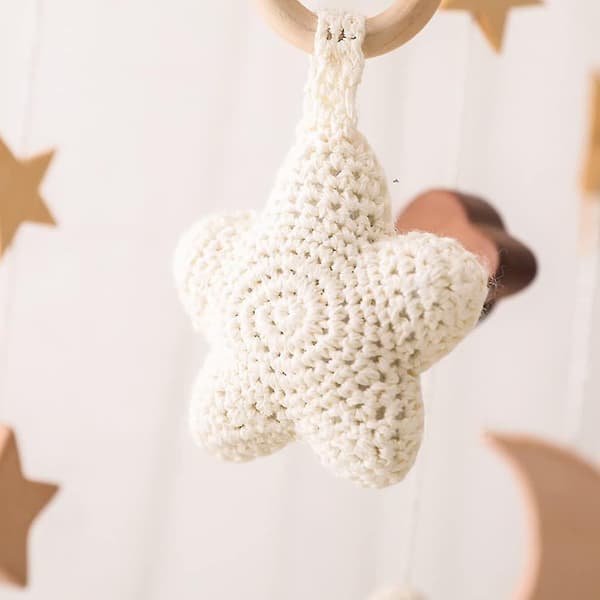 Mobil til tremmeseng, regnbueformet stjerne, til babyshowergaver