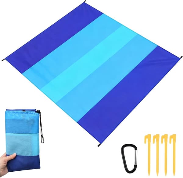 Sandfri strandteppe, vanntett polyester, sammenleggbart med plugger, karabinkrok og bæreveske for strand, piknik og camping, blå