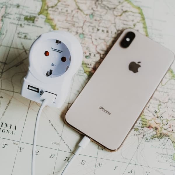 Rejseadapter Europa til UK m.fl. 2xUSB-A 12W Jordet—pa