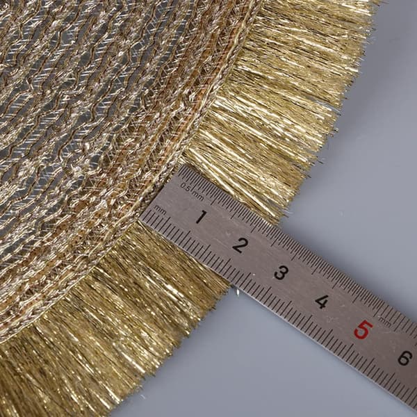 Sett med 2 runde vevde spisebrikker, flat stil, med pompom - 38 cm, rød