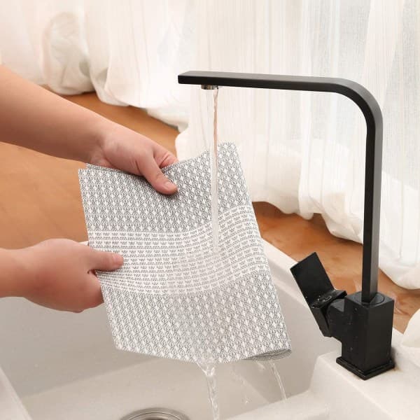 Sett med 6 vaskbare bordbrikker i PVC-plast (glittergrå)