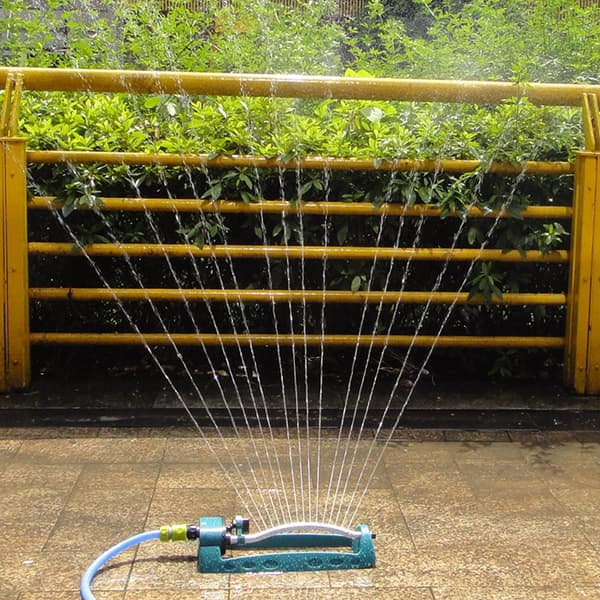 Automatisk vandingssystem til svingende sprinklerhave