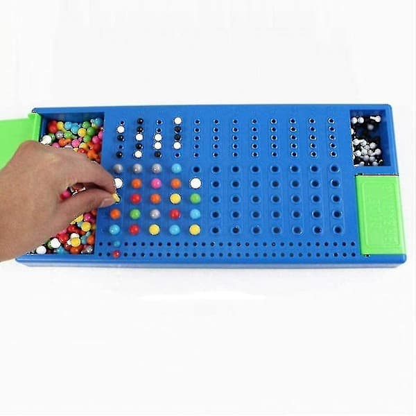 Brädspel Master Mind-spel med färgbrickor och spelbräde