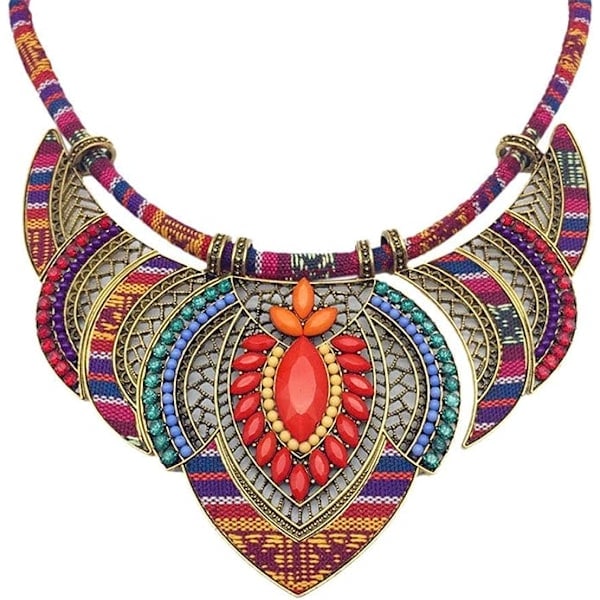 Halsband med färgade pärlor i etnisk stil