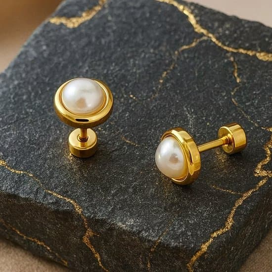 Lundholm Perleøreringe til Kvinder, 14K Guldbelagte Rustfrit Stål Faux Perle Stud Øreringe 8mm, Vandtætte Hypoallergene, Gave til Hende