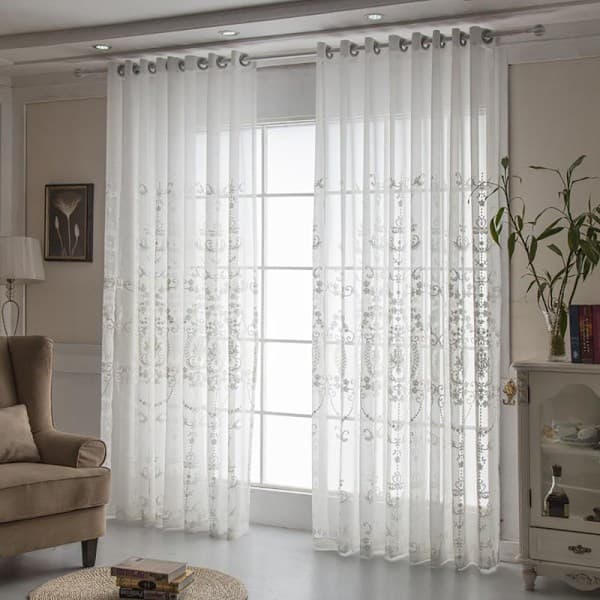 Broderade gardiner/halvskira
