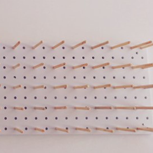Selvklebende sy-pinnebrett med 25 trekrok 11,8x11,8 tommer multifunksjonelle pinnebrett-organiseringspaneler Hvit