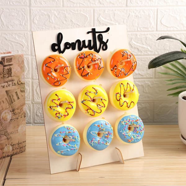 Vegghylle for tre-donuts A2