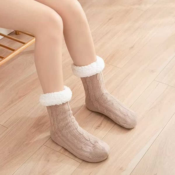 Luddiga Varma Stickade Socktofflor med Halkskydd Beige—pa