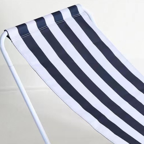 Blå og hvit stripete utendørs strandseng Bærbar sammenleggbar lunsjseng Enkel campingseng