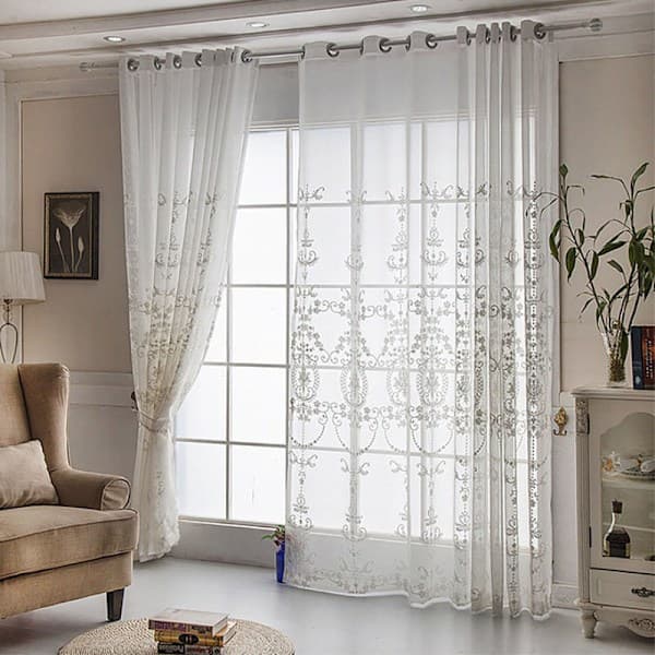 Broderade gardiner/halvskira