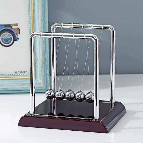 Newtons Pendel, Newtons Vugge - Newtons Pendelkule Svinger