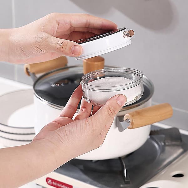 Magnetisk kryddburk tillverkad av köksmaterial.