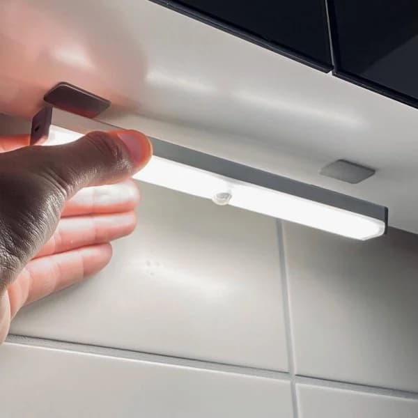Trådlös dimbar LED-spotlight med rörelsesensor 21 cm Varmvit