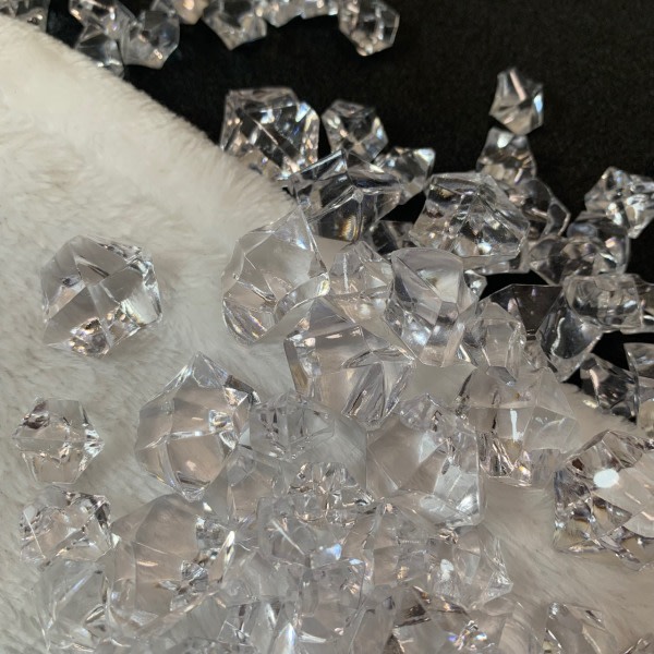 100 små diamantiskubformade kristaller för bordsdekoration