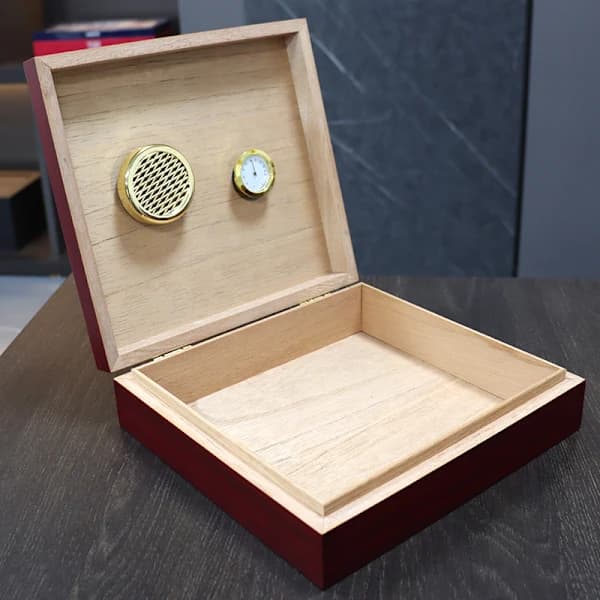Cigarrhumidor i cedertræ med indbygget hygrometer og luftfugter