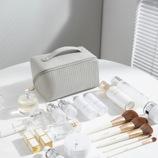 Rummelig toilettaske / makeup taske Grå