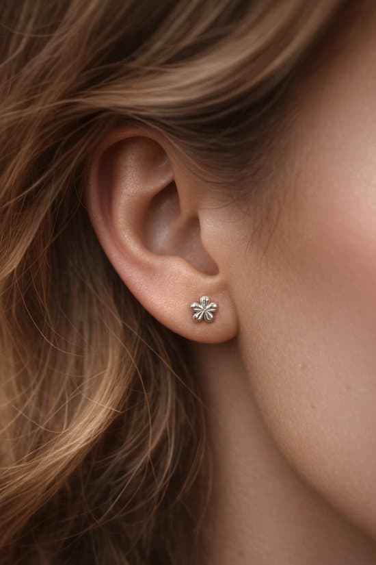 Lundholm Små Blomsterøredobber for Kvinner, Premium Gullfargede Studs i Rustfritt Stål 0,8 cm for Andre Piercing, Sensitive Ører, Gave til Henne