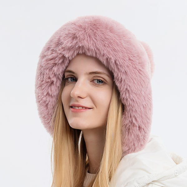 Talvi lämmin neulottu hattu, turkis olki naisten hattu kuulosuojaimilla, kaksi palloa naisille, ulkona, pinkki