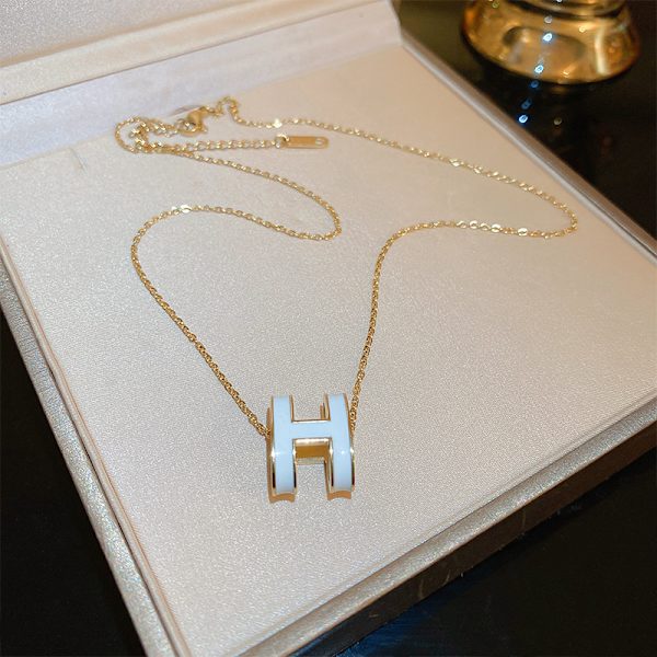 Halsband i titanstål med bokstavsdesign, trendig design, nyckelbenkedja, enkel stil, damhalsband