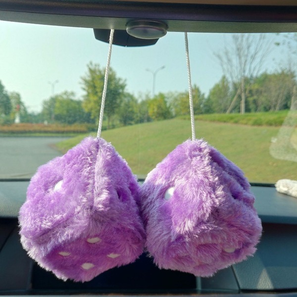 Pari retro-neliöpeiliä roikkuvaa pari sumeaa muhkeaa noppaa täplillä, violetilla autokoristeella