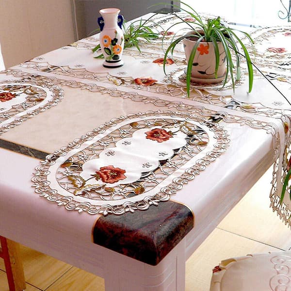 Set med runde blomsterputer med hvit vintage brodert blonder