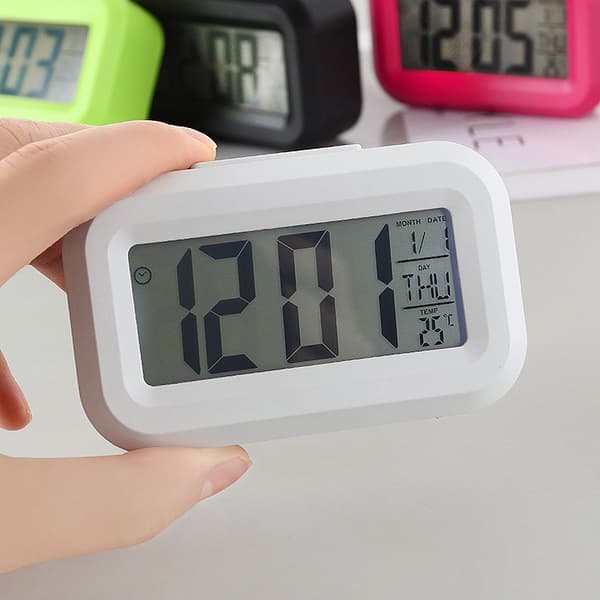 Vit väckarklocka, batteridriven klocka, dim nattmodell, 12/24 timmar, trådlös, liten klocka för sovrum/vägg/resa med display