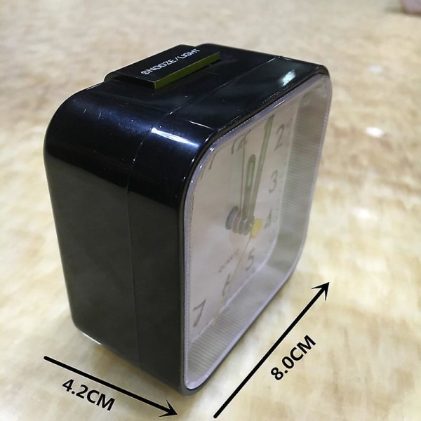 Liten batteridriven analog väckarklocka tyst icke tickande, stigande pipljud, ljusfunktioner Black