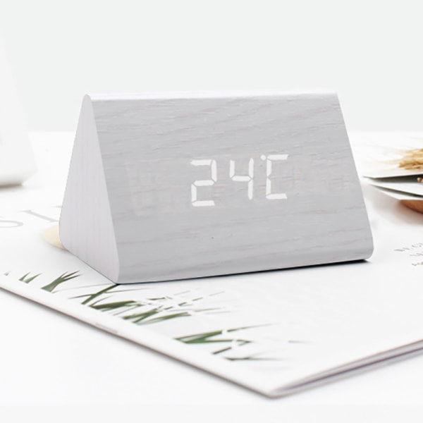 Brun digital väckarklocka i trä med justerbar ljusstyrka, röststyrning, LED-klocka, rektangulär display, tid, temperatur, heminredning