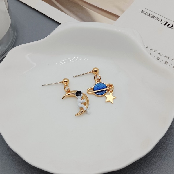 Kreativ tecknad asymmetrisk astronaut blå planet kvinnor örhängen hänge smycken söta stjärnor måne jorden astronaut droppe örhängen