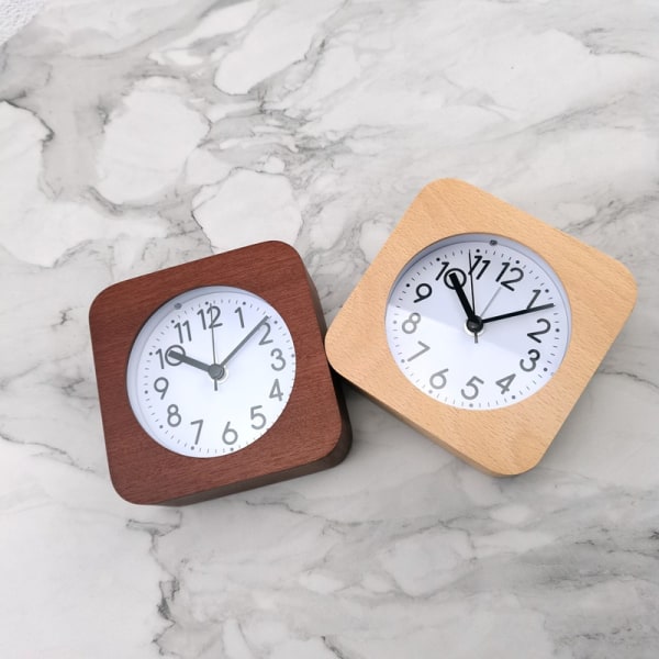 Gul träväckarklocka, tyst analog väckarklocka utan tickande, batteridriven väckarklocka med ljus snooze-funktion, nålklocka stigande