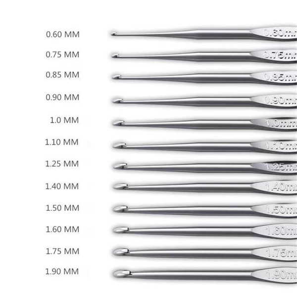 12 st små virknålar, storlek 0,6 mm, 0,75 mm, 0,85 mm, 0,9 mm, 1,0 mm, 1,1 mm, 1,25 mm, 1,4 mm, 1,5 mm, 1,6 mm, 1,75 mm, 1,9 mm, spets för fint stickprojekt