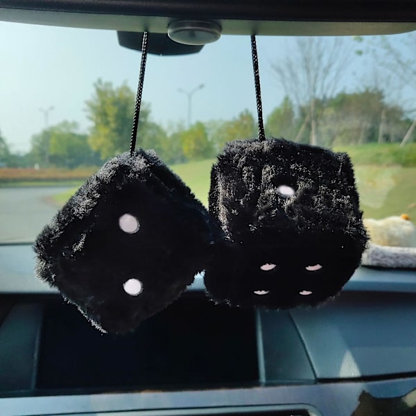 Auton roikkuva karvainen noppa, pari roikkuvaa parin auton riipusta pisteillä auton sisustuksen koristeluun, sisäseinä Black