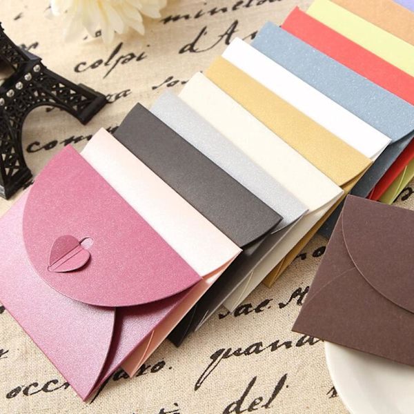 50 st handgjorda minipresentkort söta vykort hjärtformade spännen minikraftpapperskuvert slumpmässig färg