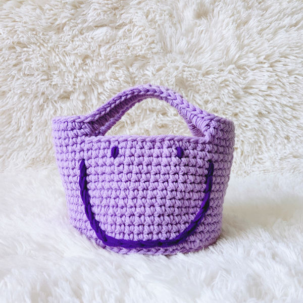 Stickad handväska ren handgjord ull smiley smiley väska söt godisfärg magenta chic lila