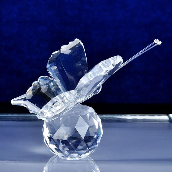 Flygende sommerfugl krystallstatue med glasskulebase, hjem