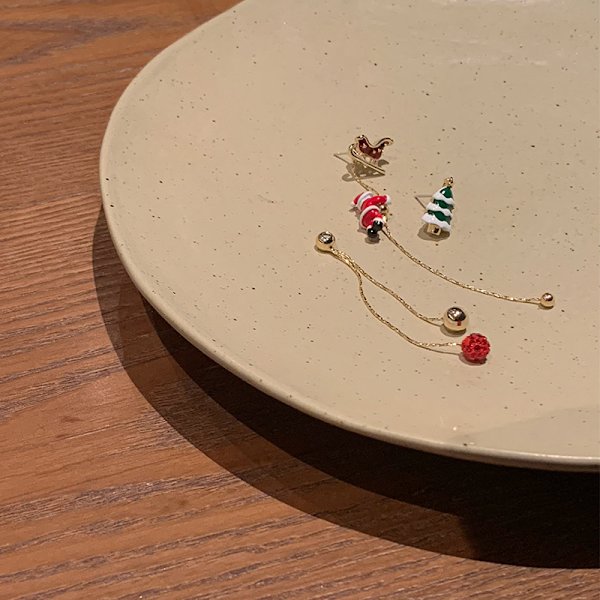 Asymmetriska silverfärgade nålformade klätterbara tomte-hängeörhängen Julörhängen modeörhängen