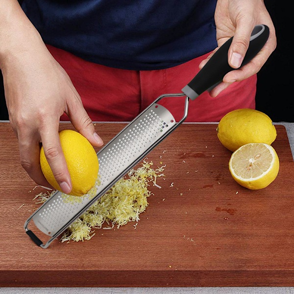 Citrusskalare och manuell ostkvarn - Parmesan, citron, ingefära, vitlök, muskotnöt, choklad - Vasst blad i rostfritt stål - Diskmaskinssäker