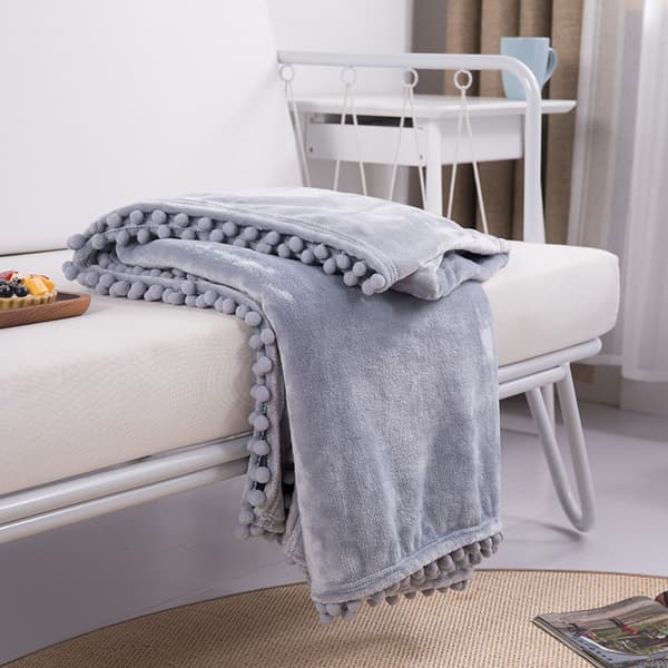 Flanellteppe, lurteppe, koselig sengeteppe, sofa med pomponer