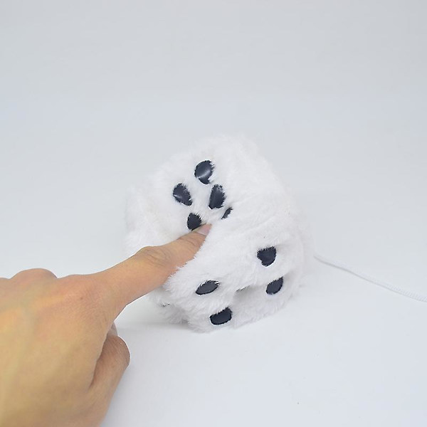 Auton roikkuva karvainen noppa, pari roikkuvaa parin auton riipusta pisteillä auton sisustuksen koristeluun, sisäseinä White