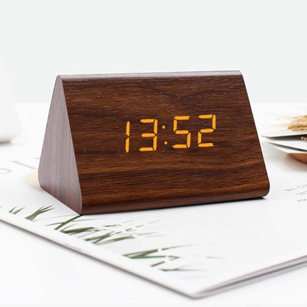 Brun digital väckarklocka i trä med justerbar ljusstyrka, röststyrning, LED-klocka, rektangulär display, tid, temperatur, heminredning