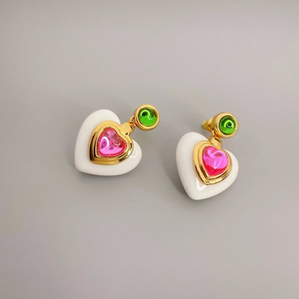 Fashionabla hjärtformade örhängen i vit harts med rosa ädelstensinlägg