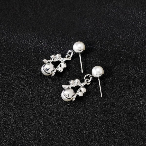 Perlehalskædesæt, legeret med diamantsæt halskæde, øreringe og tredelt armbånd, der matcher en festkjole