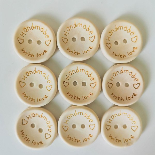 100 stykker av tre håndlagde knapper, tre syknapper, sying, håndlaget med kjærlighet tekst DIY håndverk dekorasjon 20mm