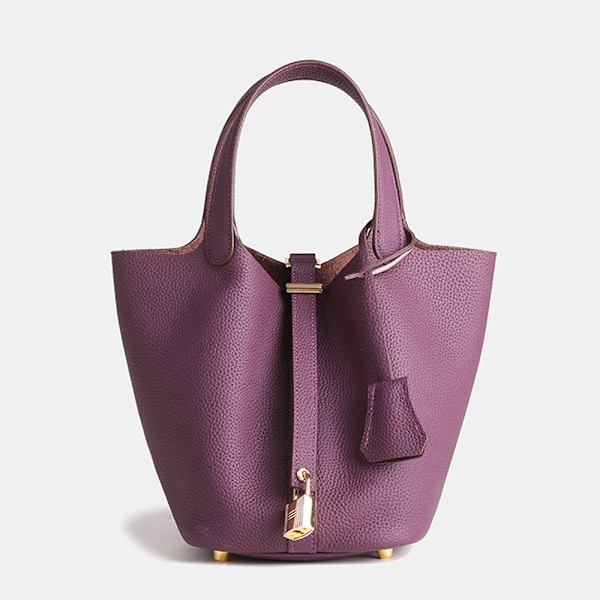 Stor läderhinkväska i lila ko-läder med lychee-tryck - Rymlig pendlarväska Purple