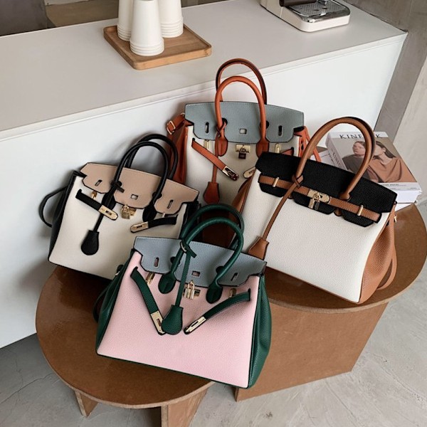 Tyylikäs Musta Tote-Kassi Naisille Tilava Muotoilu Eleganteilla Hopeakoristeilla Black